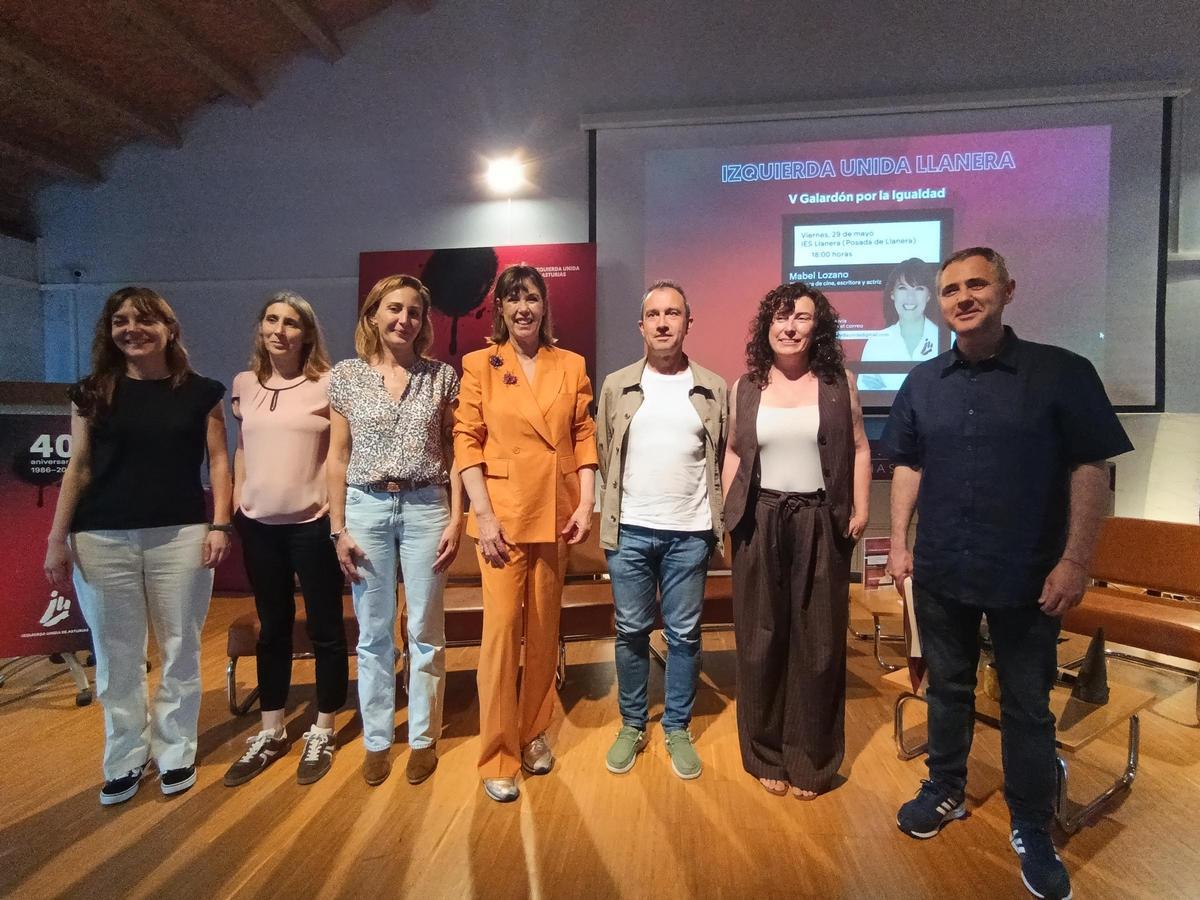 Por la izquierda, Sonia García, directora del IES Llanera; Ruth Rodríguez, Delia Campomanes, Mabel Lozano, Ovidio Zapico, Begoña Collado y Gonzalo Bengoa.