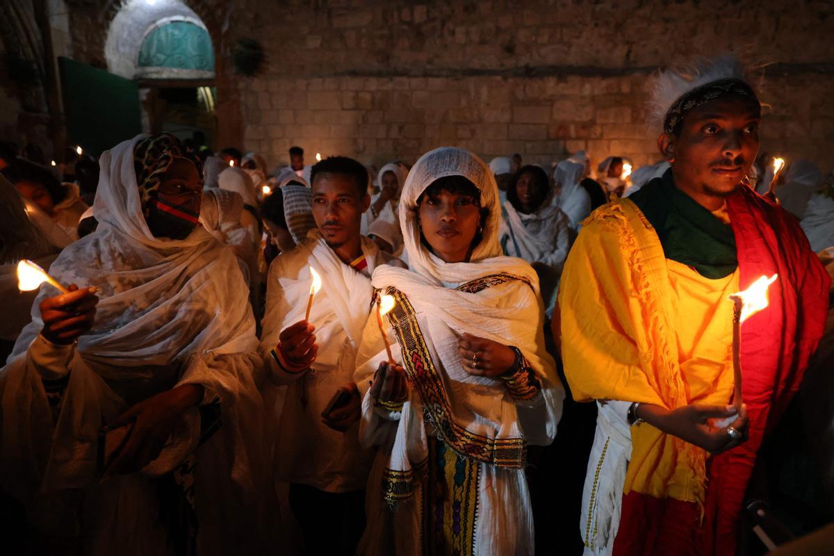 Cristianos ortodoxos celebran “Fuego Sagrado” en Jerusalén. eregrinos cristianos ortodoxos sostienen velas durante la ceremonia del Fuego Sagrado, un día antes de la Pascua ortodoxa, el sábado 15 de abril de 2023 en la Iglesia del Santo Sepulcro en la Ciudad Vieja de Jerusalén, donde muchos cristianos creen que Jesús fue crucificado y enterrado antes de resucitar.