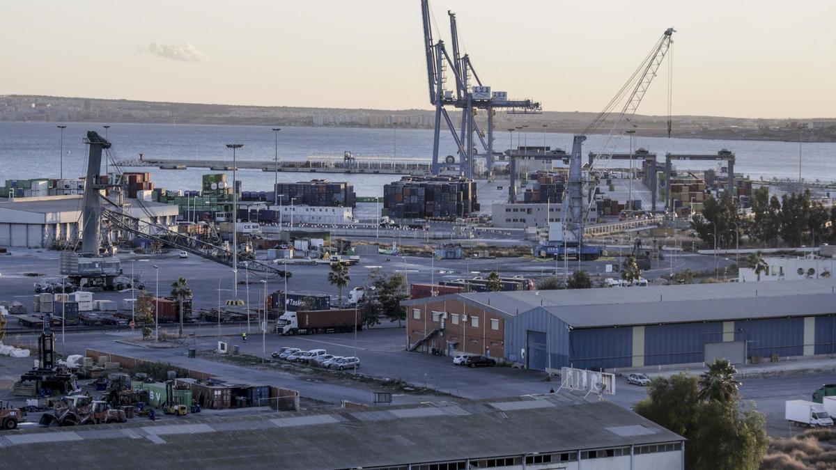 Vista aérea del puerto industrial de Alicante.