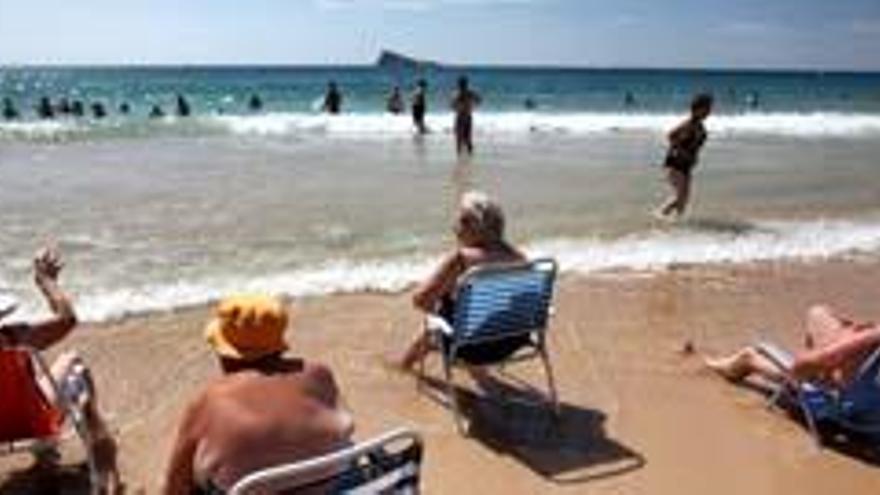 Jubilados en una playa de Benidorm