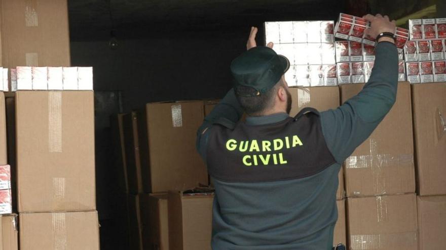 Un guardia civil revisa la mercancía incautada en Zamora. | Cedida