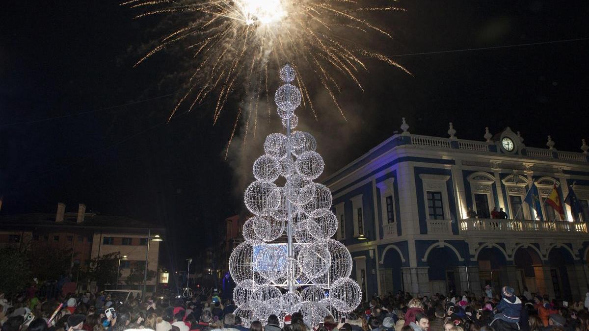 Foto de archivo de encendido navideño en Pola de Laviana