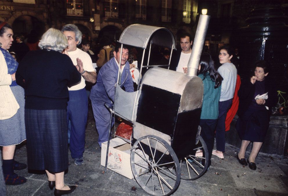 Celebración del magosto en las calles de Vigo en 1992