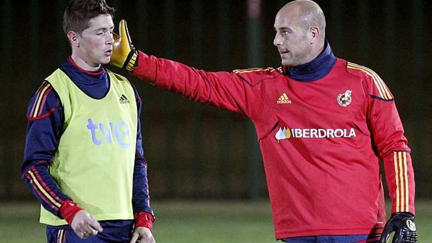 Fernando Torres y el portero Pepe Reina durante el entrenamiento de ayer de España