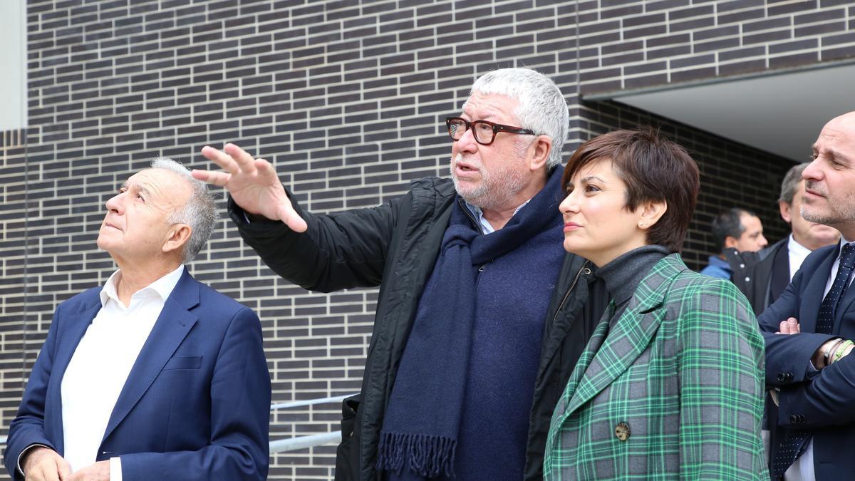 La ministra de Vivienda y Agenda Urbana, Isabel Rodríguez, y el vicepresidente ejecutivo del AMB y alcalde de Cornellà, Antonio Balmón, visitan una promoción de vivienda de alquiler.