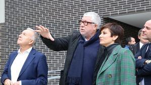 La ministra de Vivienda y Agenda Urbana, Isabel Rodríguez, y el vicepresidente ejecutivo del AMB y alcalde de Cornellà, Antonio Balmón, visitan una promoción de vivienda de alquiler.