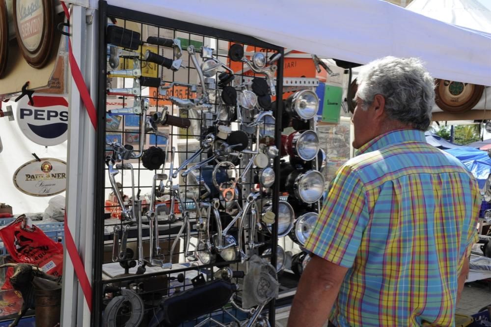 Lo coches antiguos conquistan  el Cuartel de Artillería