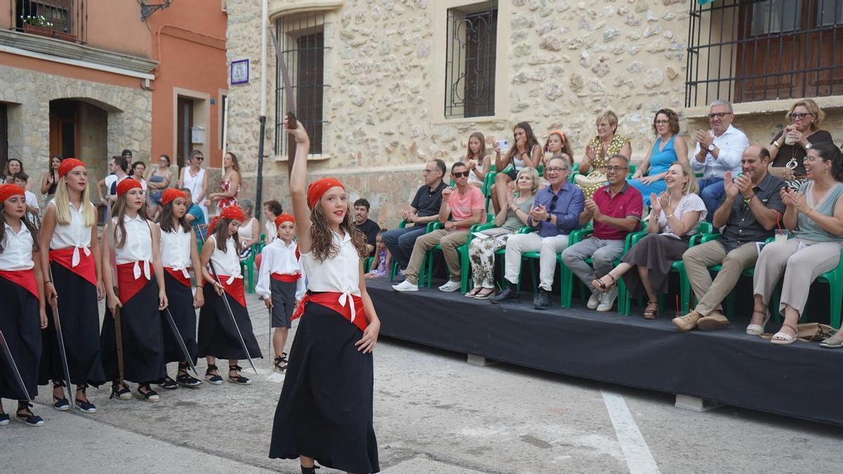 Un instante de la entrada de moros y cristianos de Montitxelvos, con el palco de autoridades al fondo.