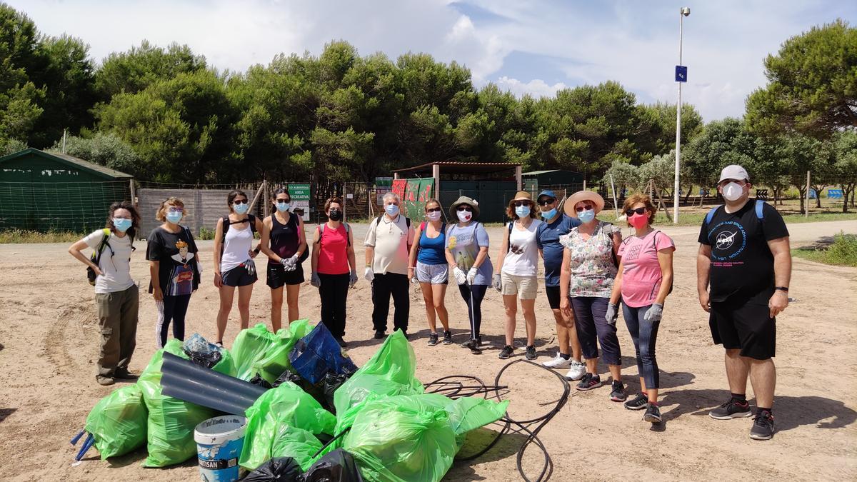 Imagen de la iniciativa de recogida de residuos en el parque natural de las lagunas de Torrevieja y La Mata