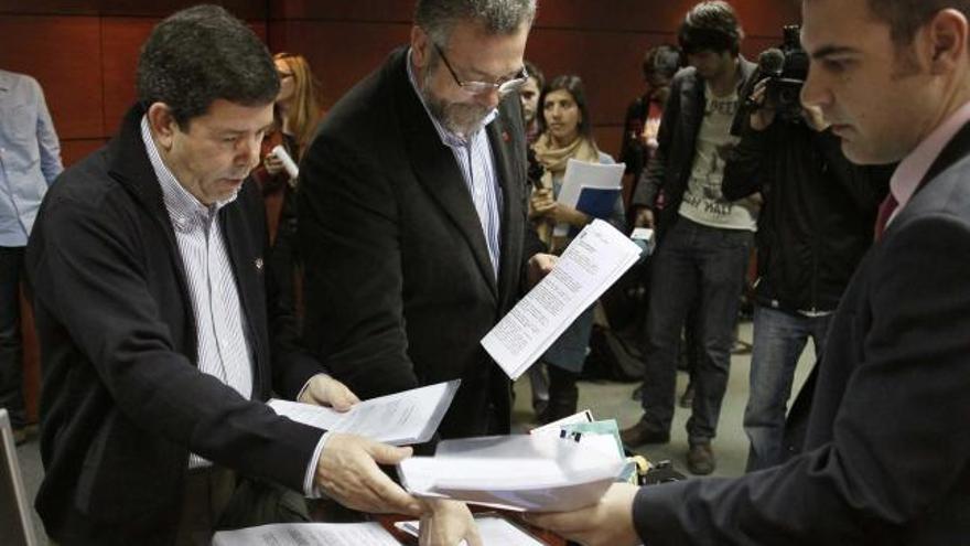 José Javier Castillo (UGT) y Antonio del Campo (CC OO) presentan el acta de conciliación previa a la convocatoria de huelga general en el Servicio Interconfederal de Mediación y Arbitraje (SIMA). / efe