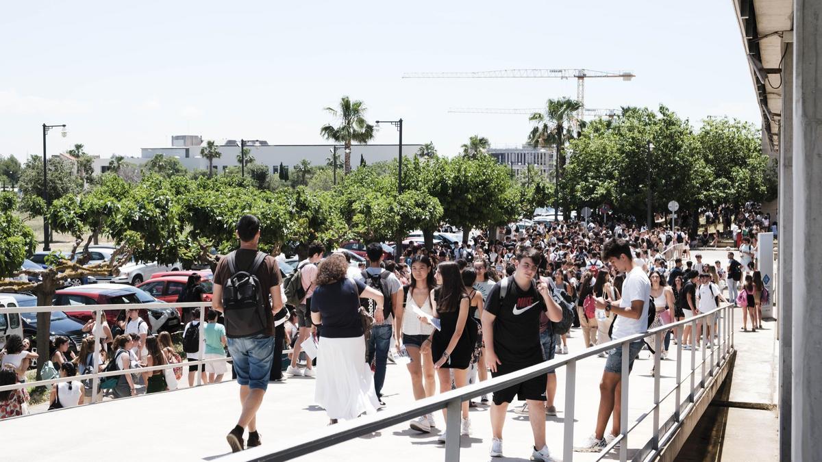 Jóvenes en el campus de la UIB.