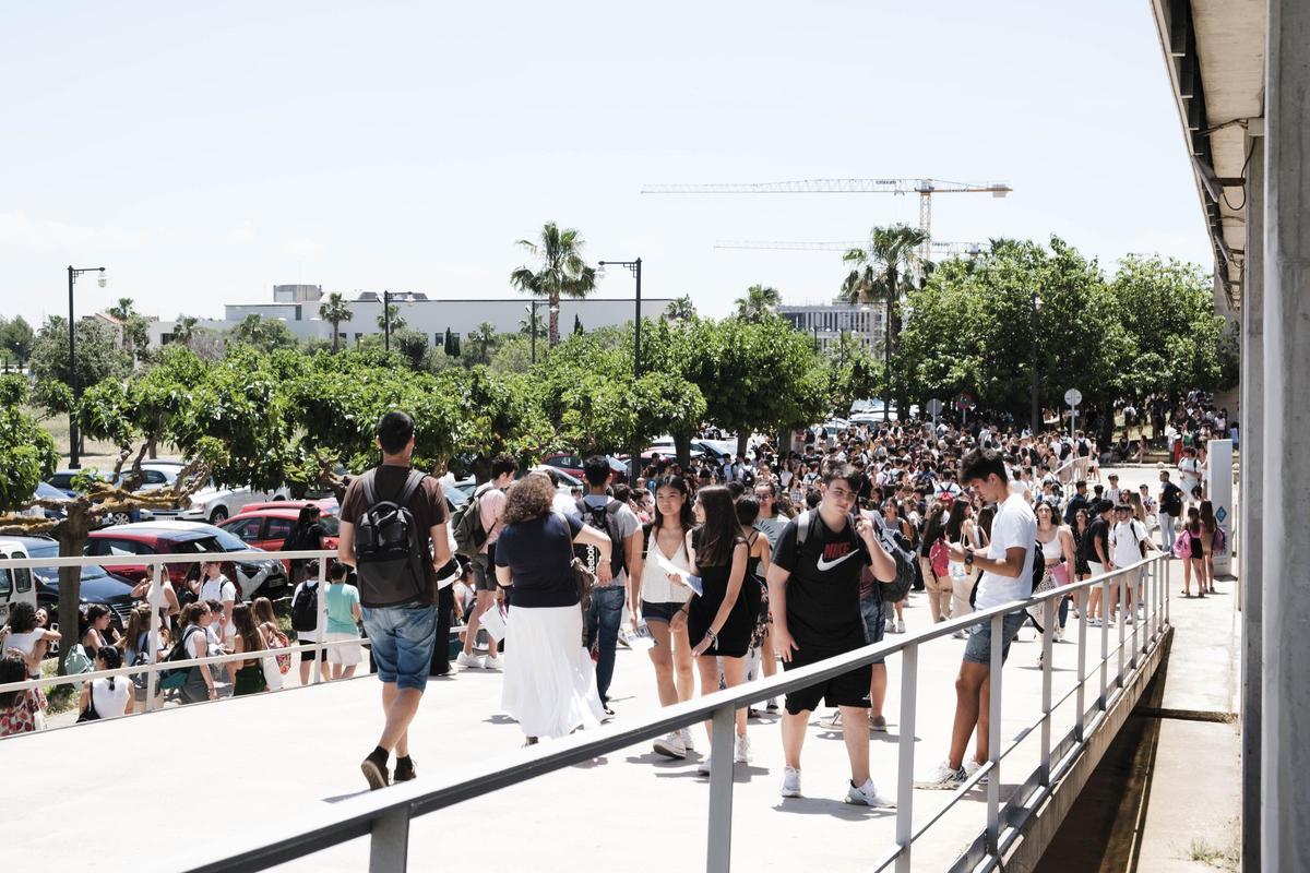 Jóvenes en el campus de la UIB
