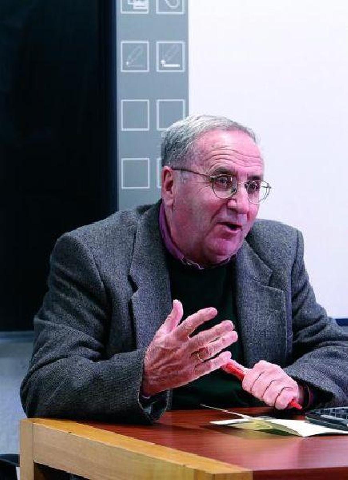 El profesor y director del curso Ubaldo Martínez.