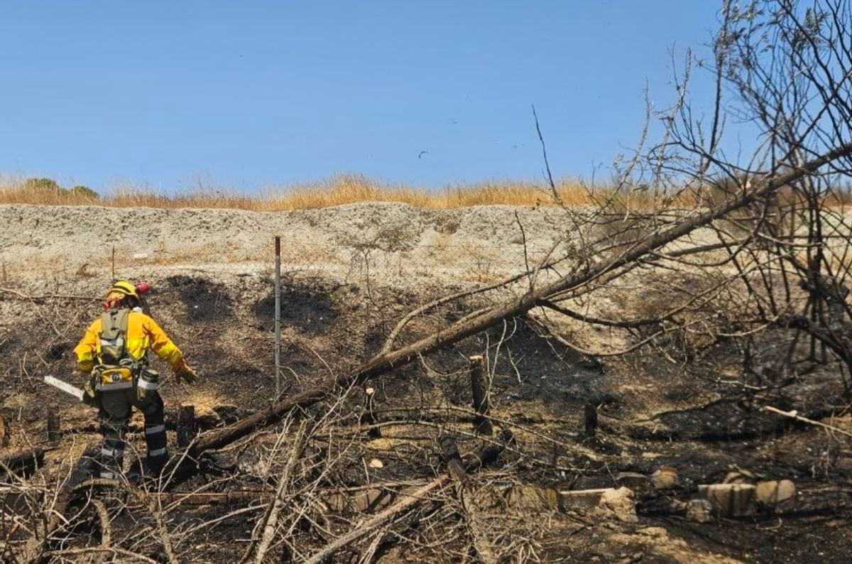 Un bombero durante las labores de extinción en el incendio en Molina este sábado.