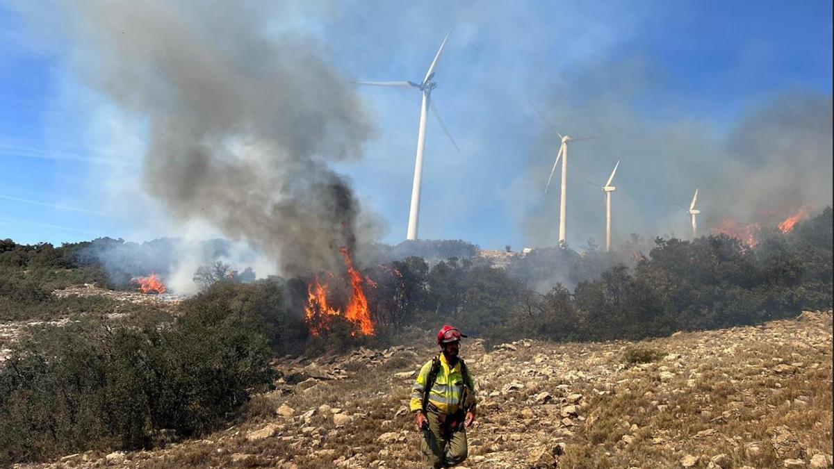 El incendio de un molino eólico en Barracas.