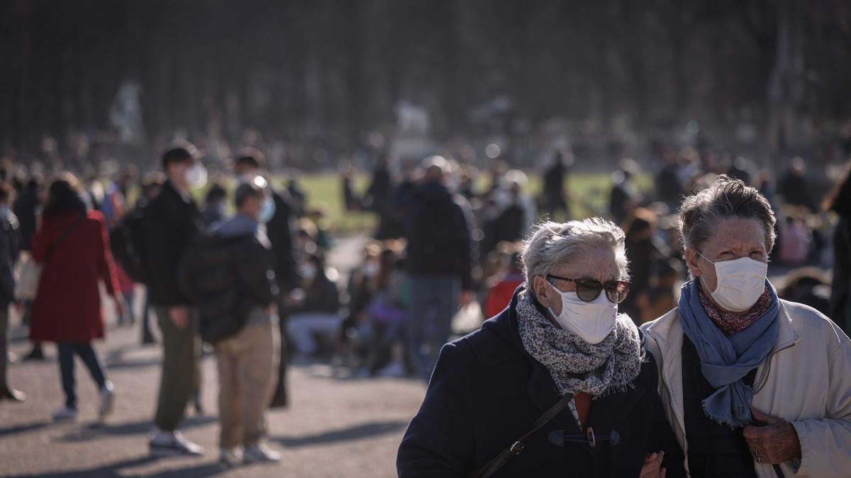 Coronavirus.- Francia roza los 30.000 casos diarios y suma otras 320 muertes por coronavirus