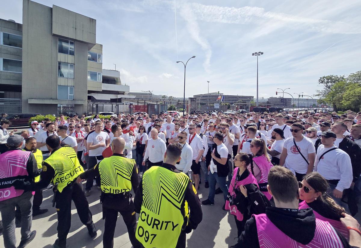 Balaídos se prepara para el Celta-Friburgo: miles de aficionados llegan al estadio en la previa