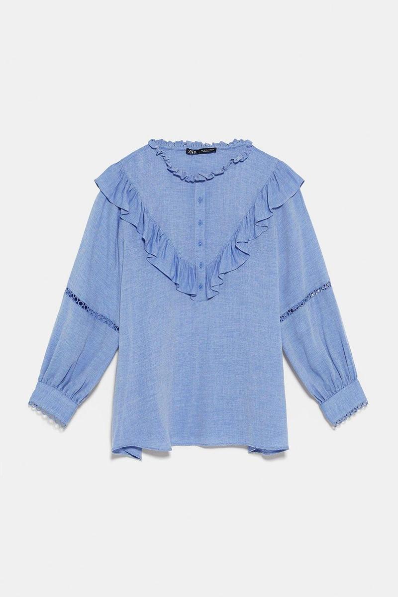 Blusa en color azul de Zara. (Precio rebajado: 17,99 euros)