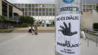 La UB aparece con pancartas en contra de CREA, el grupo señalado por los presuntos abusos del catedrático Flecha