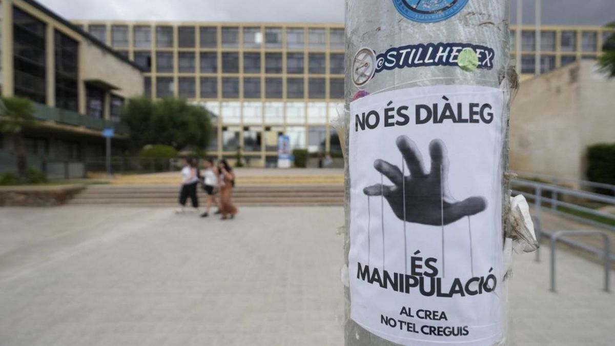 Uno de los carteles que inundan la Facultat d'Economia i Empresa de la Universitat de Barcelona, esta mañana