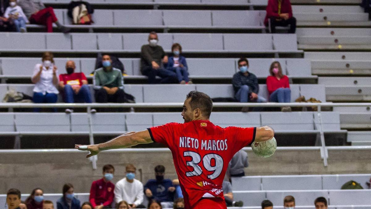 El lateral Nieto Marcos lanza a portería durante un partido.