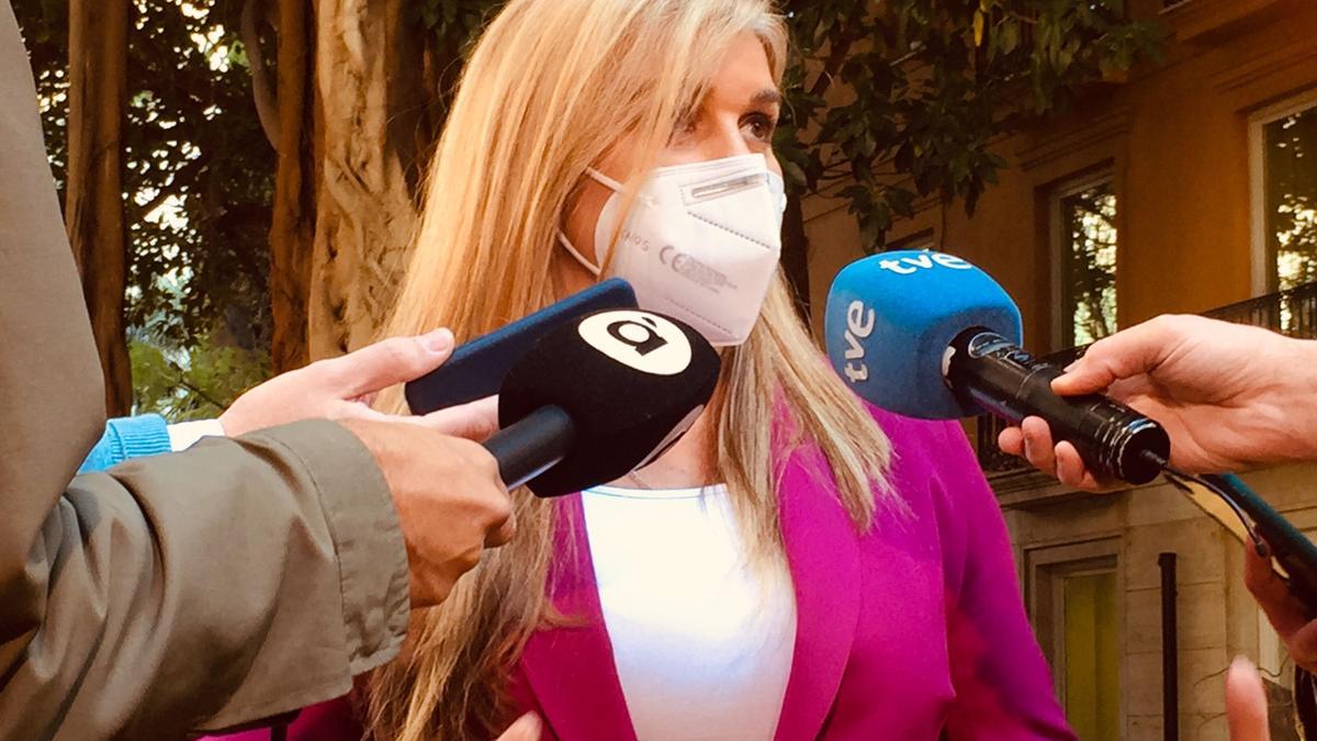 La síndica adjunta del PP, Eva Ortiz, en las Corts esta mañana