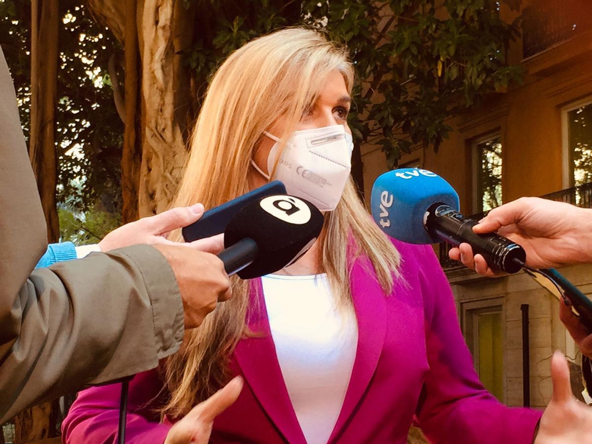 La síndica adjunta del PP, Eva Ortiz, en las Corts esta mañana