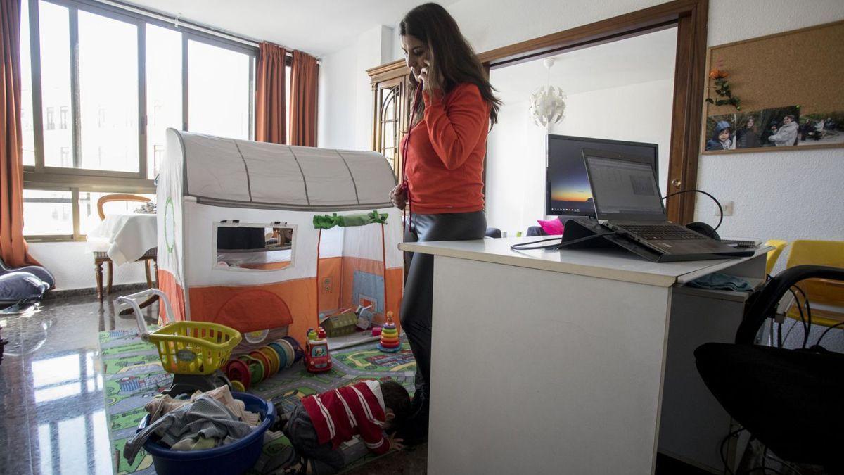 Mariam en su casa, donde trabaja y cuida del pequeño Lucas, de dieciséis meses de vida. | FERNANDO BUSTAMANTE