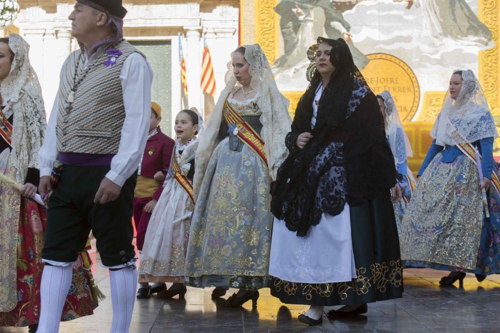 Desfile de las falleras mayores de las diferentes comisiones durante la procesión general de la Mare de Déu dels Desemparats.