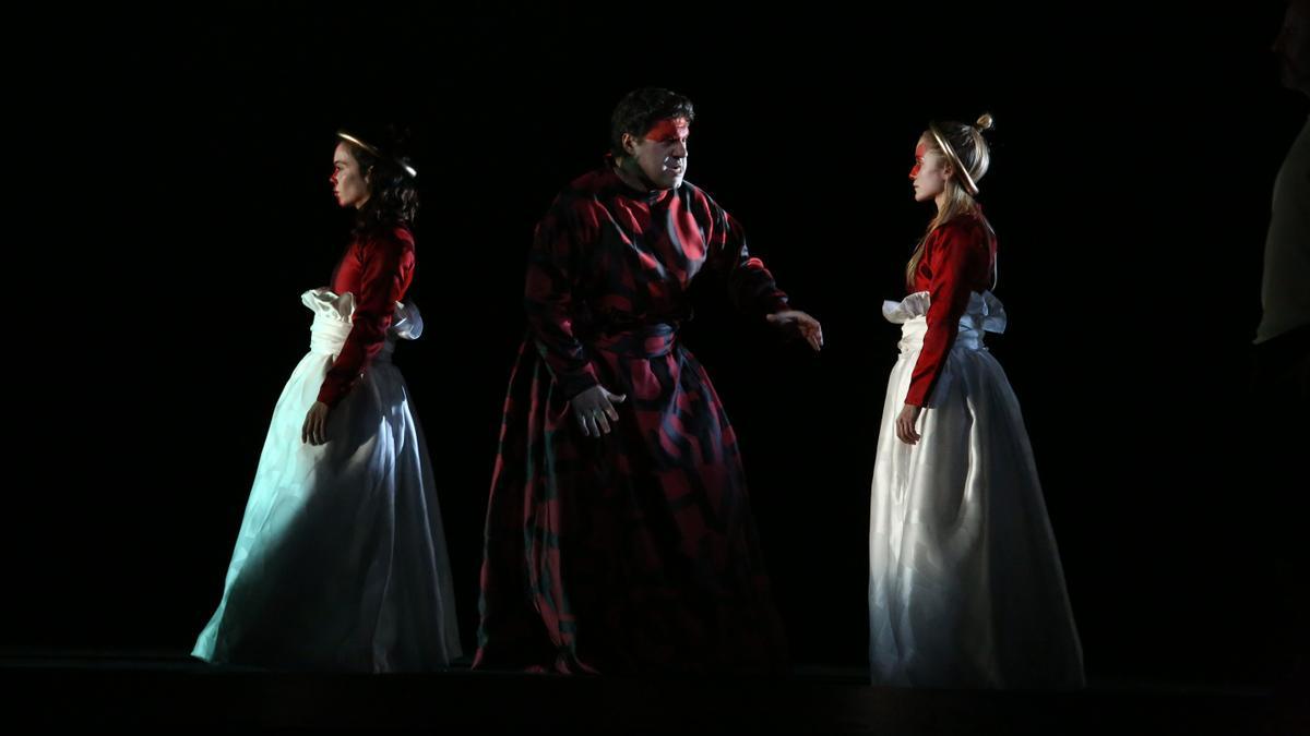 Montaje de Macbeth de Jaume Plensa en el Liceu