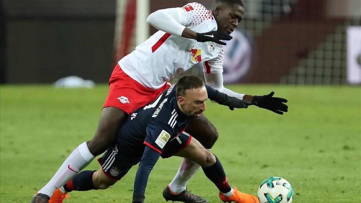 Konate derriba a Ribéry en Leipzig.