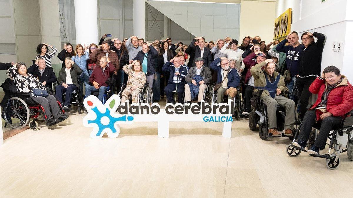 Foto de familia al inaugurar la exposición fotográfica ‘Contemos Multitudes. Dano Cerebral Adquirido: onde as cousas volven a estar ben’.