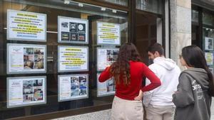 Anuncis de lloguer en una immobiliària de Barcelona.