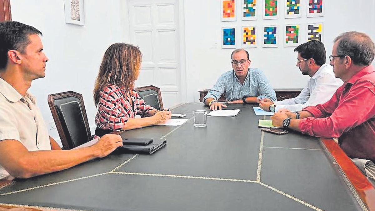 Foto de archivo de la negociación con los cuatro grupos políticos.