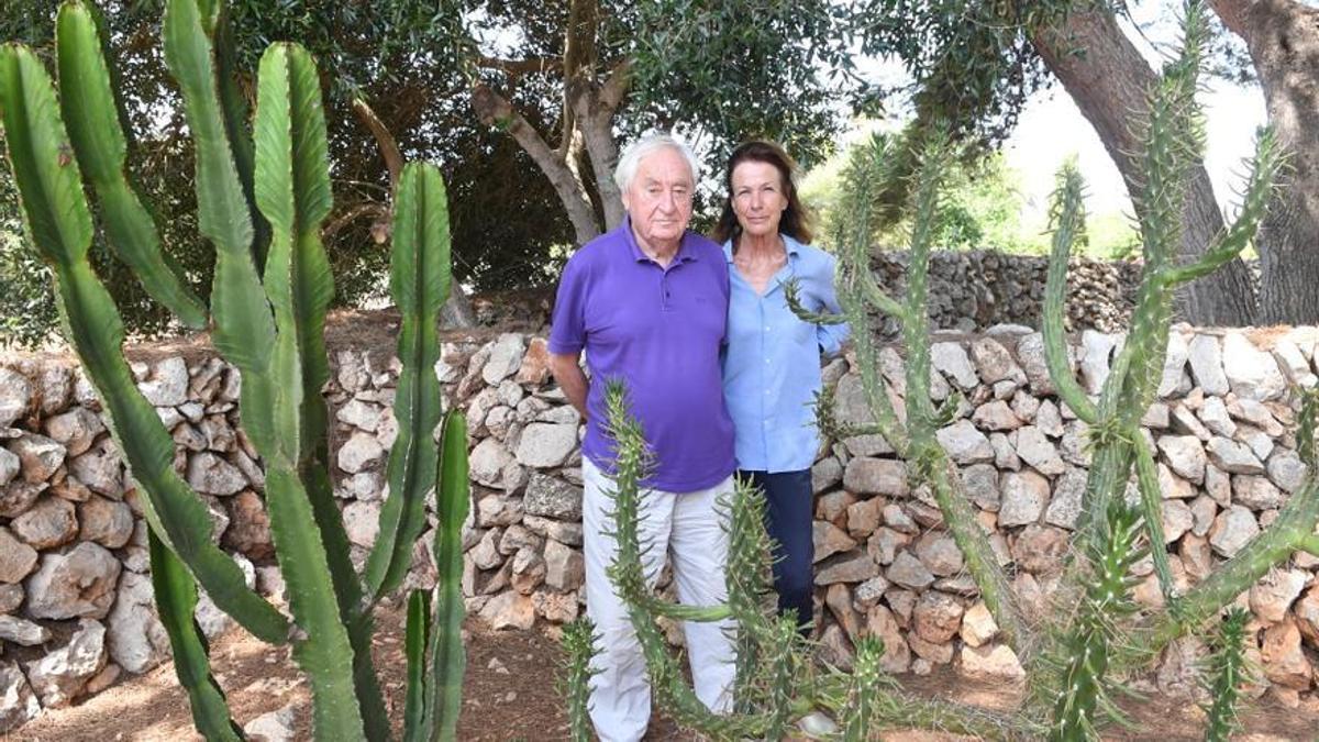 Nooteboom, con su mujer Simone y sus cactus menorquines.