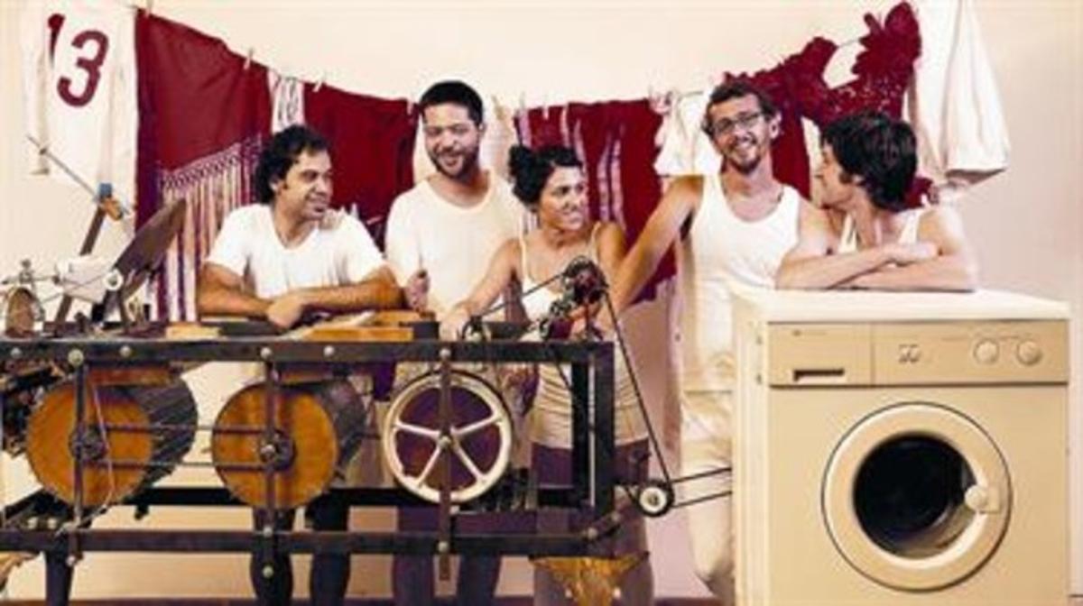 Els components de Cabo San Roque, amb la seva peculiar bateria d’’instruments’. Els components de Cabo San Roque, amb la seva peculiar bateria d’’instruments’.