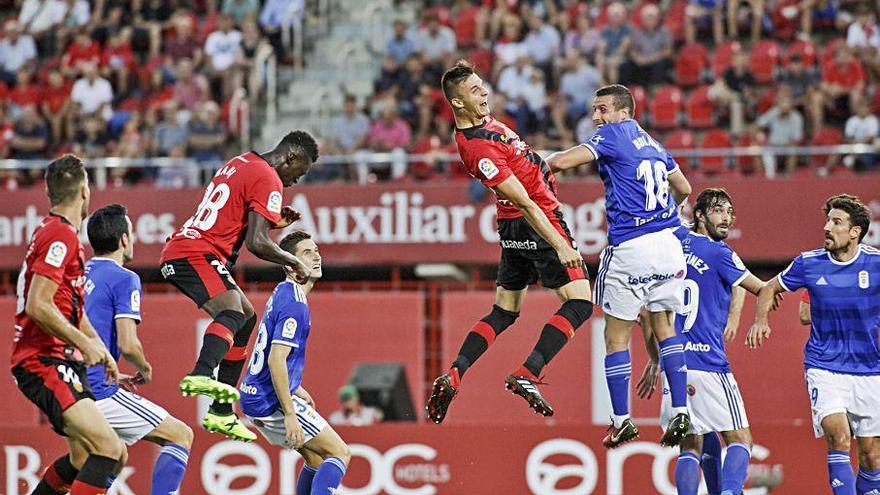 Valjent disputa el balón por alto con un jugador del Oviedo.