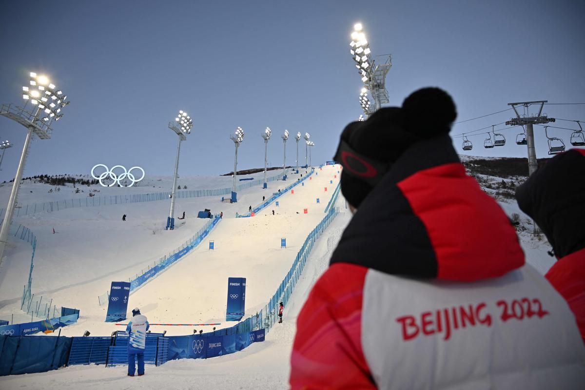 Un voluntario de los Juegos Olímpicos de Invierno de Pekin observa el parque de nieve de Genting, en Zhangjiakou.