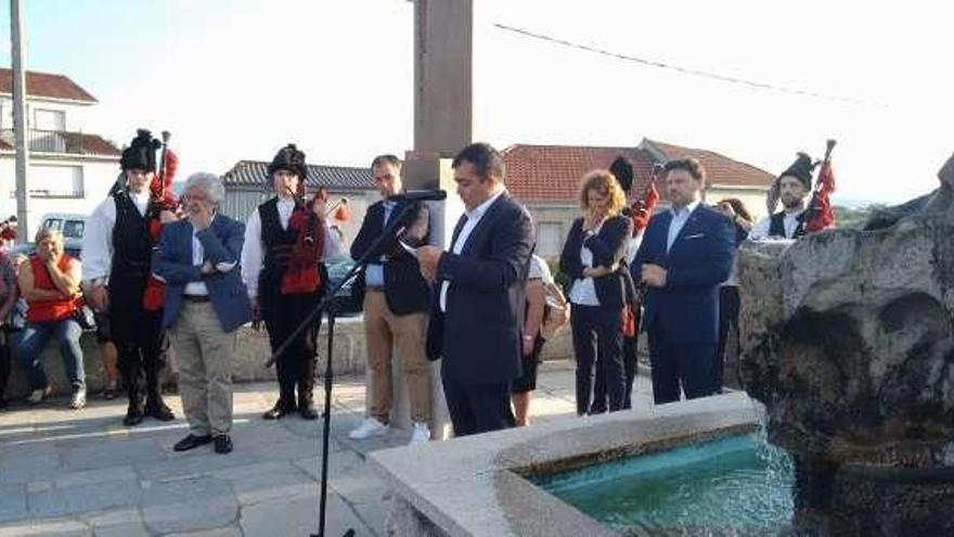 Acto homenaje al &quot;Father&quot; en su cabo de año. // FdV