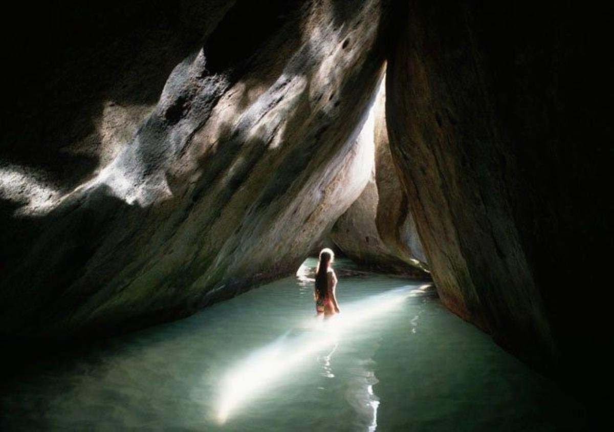 Una de las cuevas con salida la mar de The Baths.
