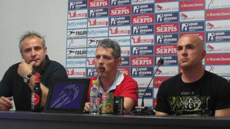 Toni Castillo, Juan Serrano y Luis César, ayer, durante la despedida del técnico gallego.