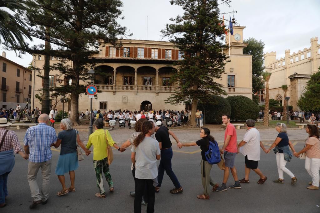 Cientos de personas protestan ante el Consolat contra la masificación turística