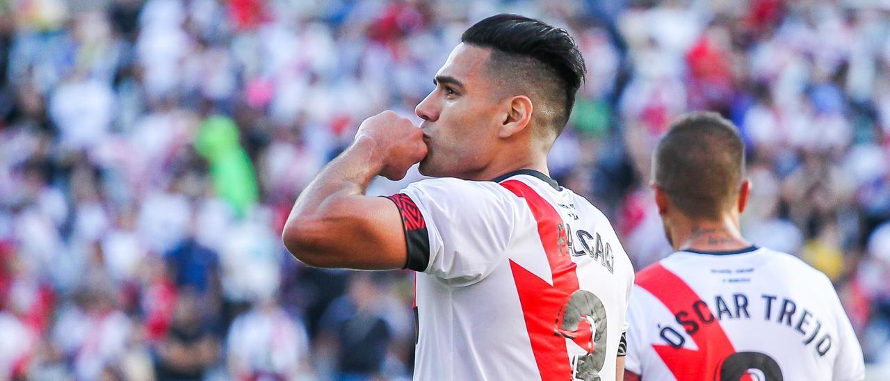 Radamel Falcao celebra su gol ante el Cádiz.