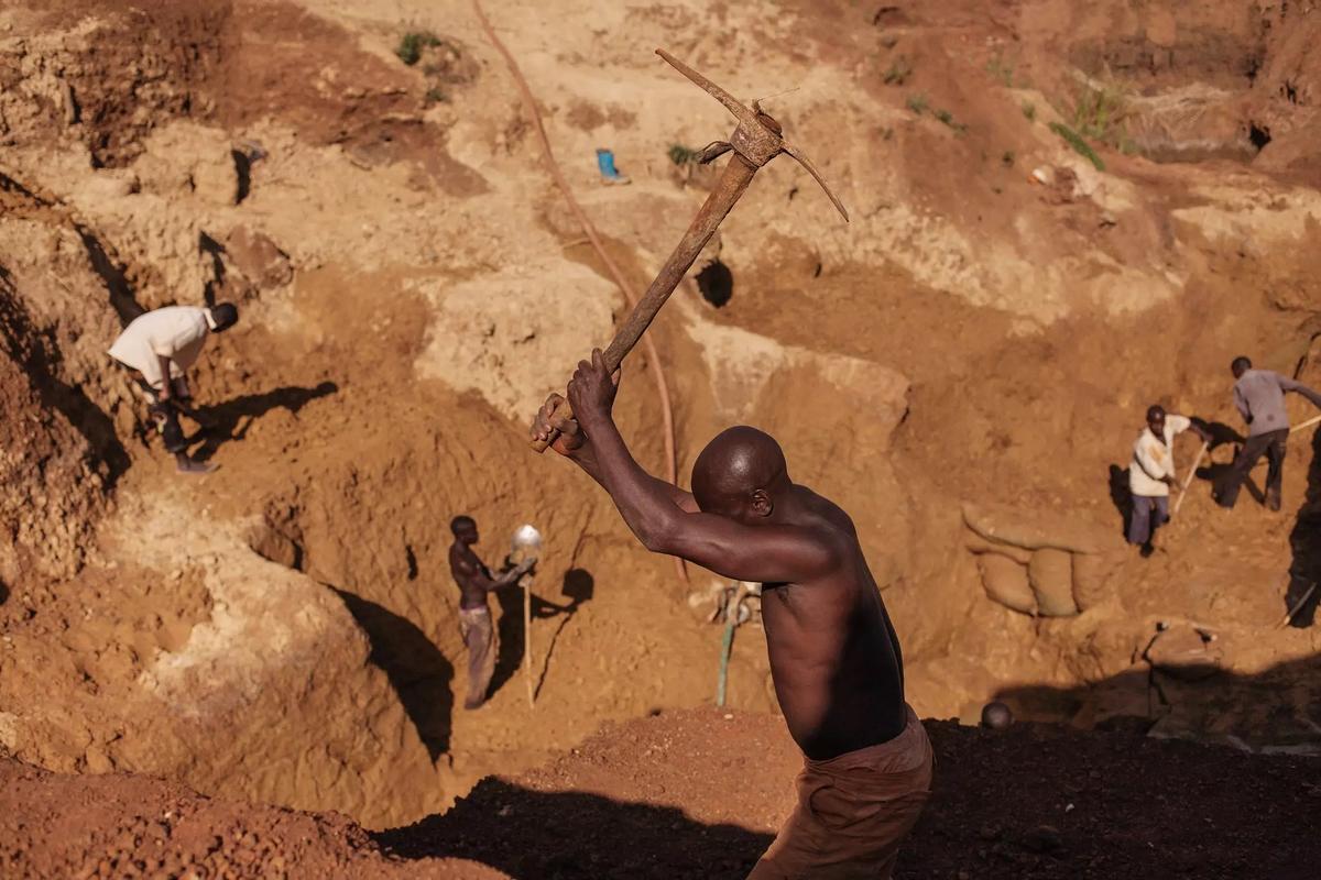 Trabajos en una mina de minerales críticos para baterías de coches eléctricos en África