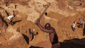 Trabajos en una mina de minerales críticos para baterías de coches eléctricos en África
