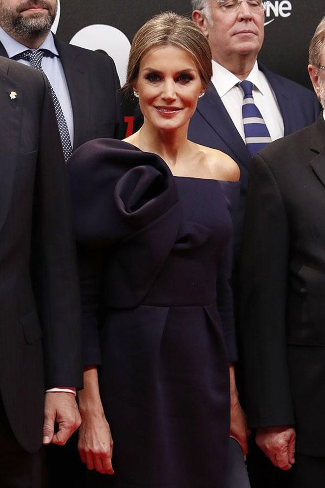 Lo más espectacular del vestido es el orgininal adorno que luce en su hombro derecho