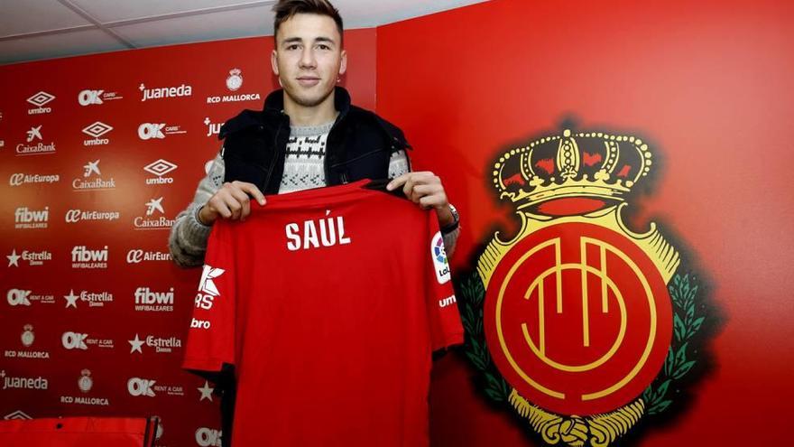 Saúl García posa ayer para los medios gráficos durante su presentación como jugador del Mallorca.