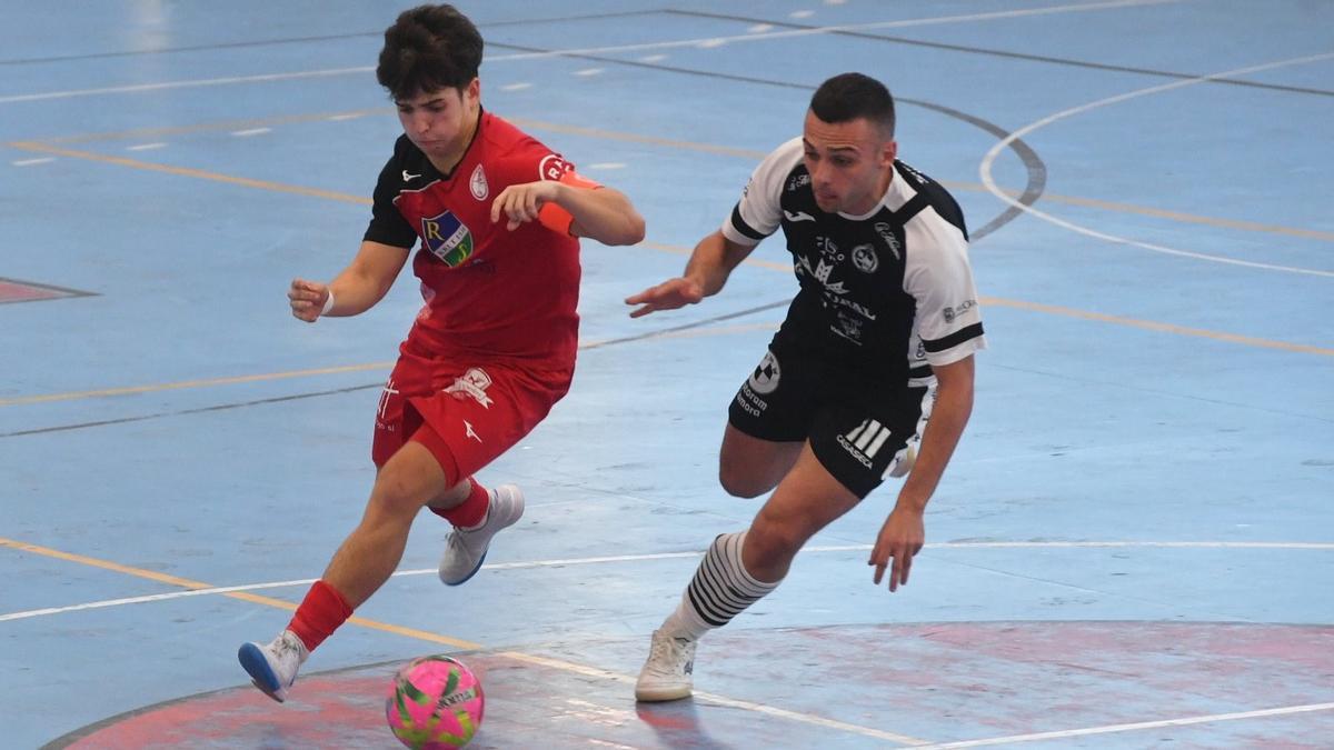 Diego Tojo, capitán del 5 Coruña, lucha por una pelota con un jugador del River Zamora.