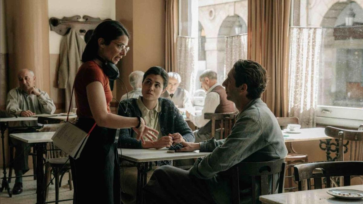 Celia Rico, con dos de sus actores durante el rodaje de «La buena letra».