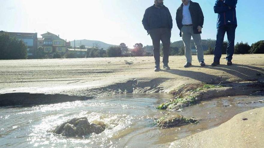 El concejal Lino Mouriño, acompañado un técnico municipal y uno de Costas, visitó la playa. // Iñaki Abella